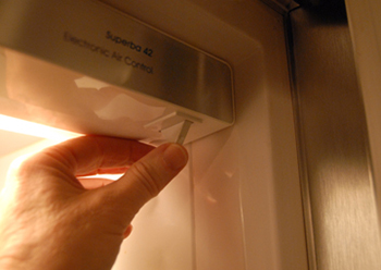 Причины почему не горит свет в холодильнике